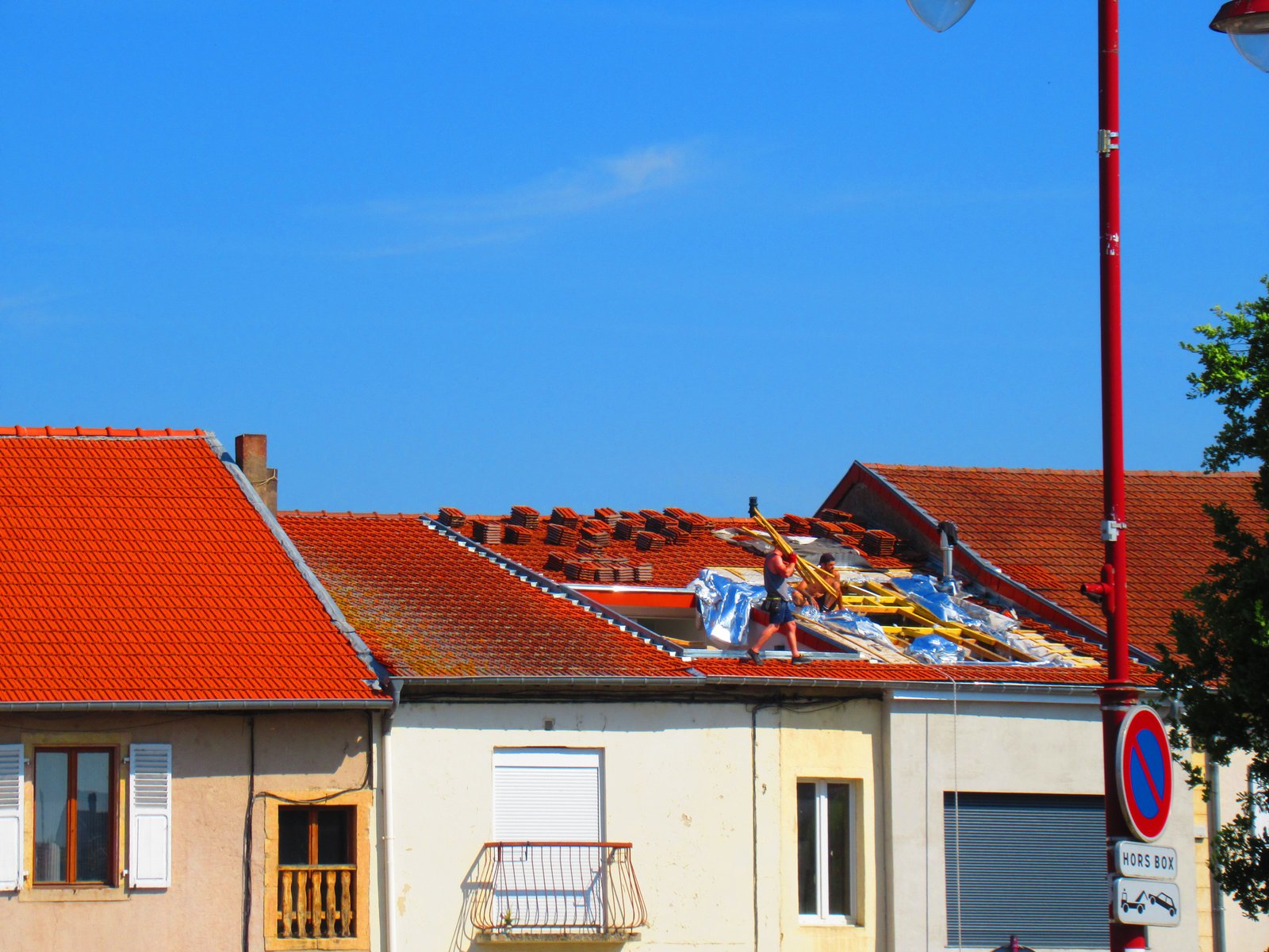Une scène de rénovation ou de construction d'un toit sur une maison en briques, photo gratuite