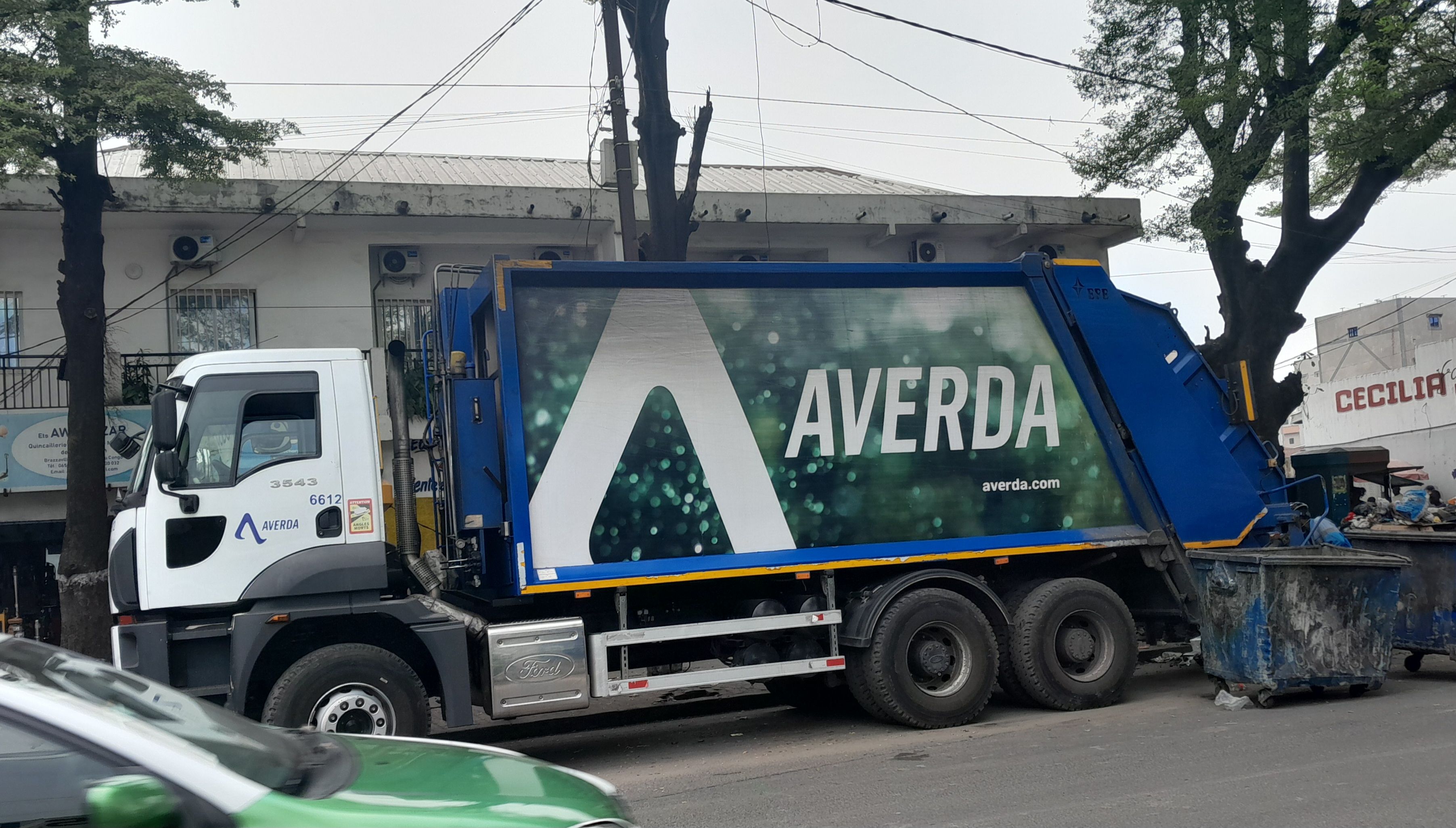 Camion de ramassage de déchets photo gratuite