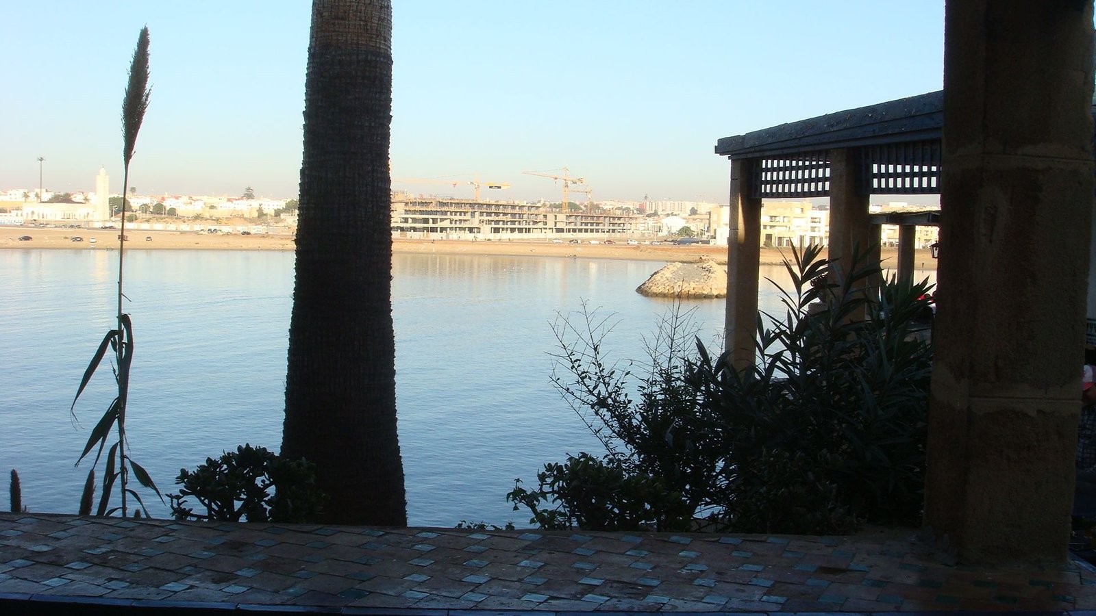 Vue sur Salé depuis la terrasse de la Kasbah des Oudayas photo gratuite