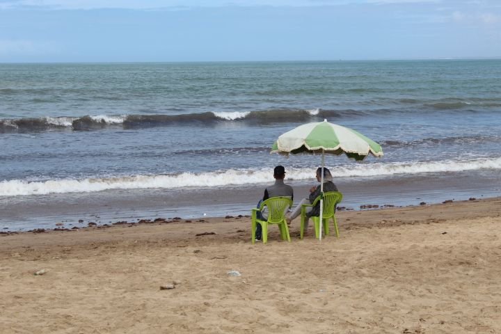 Personnes assises au bord de la plage d'El Jadida au Maroc photo gratuite