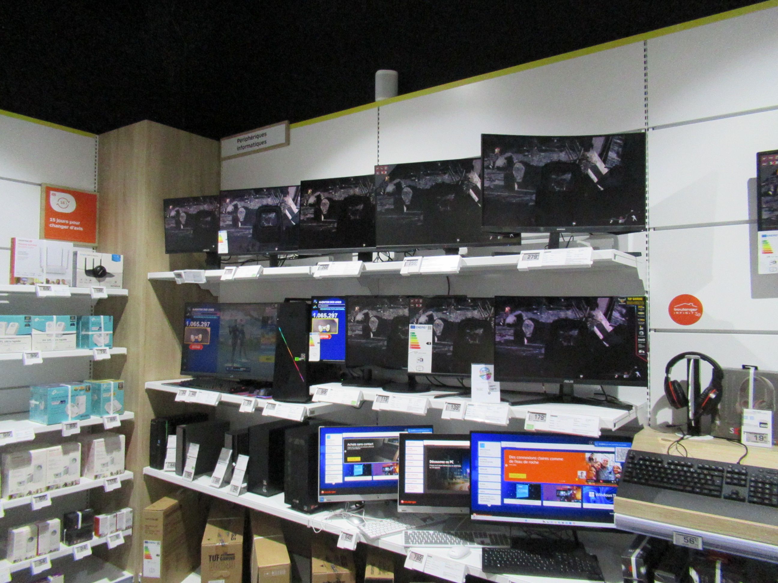Ordinateurs de bureau dans un magasin informatique