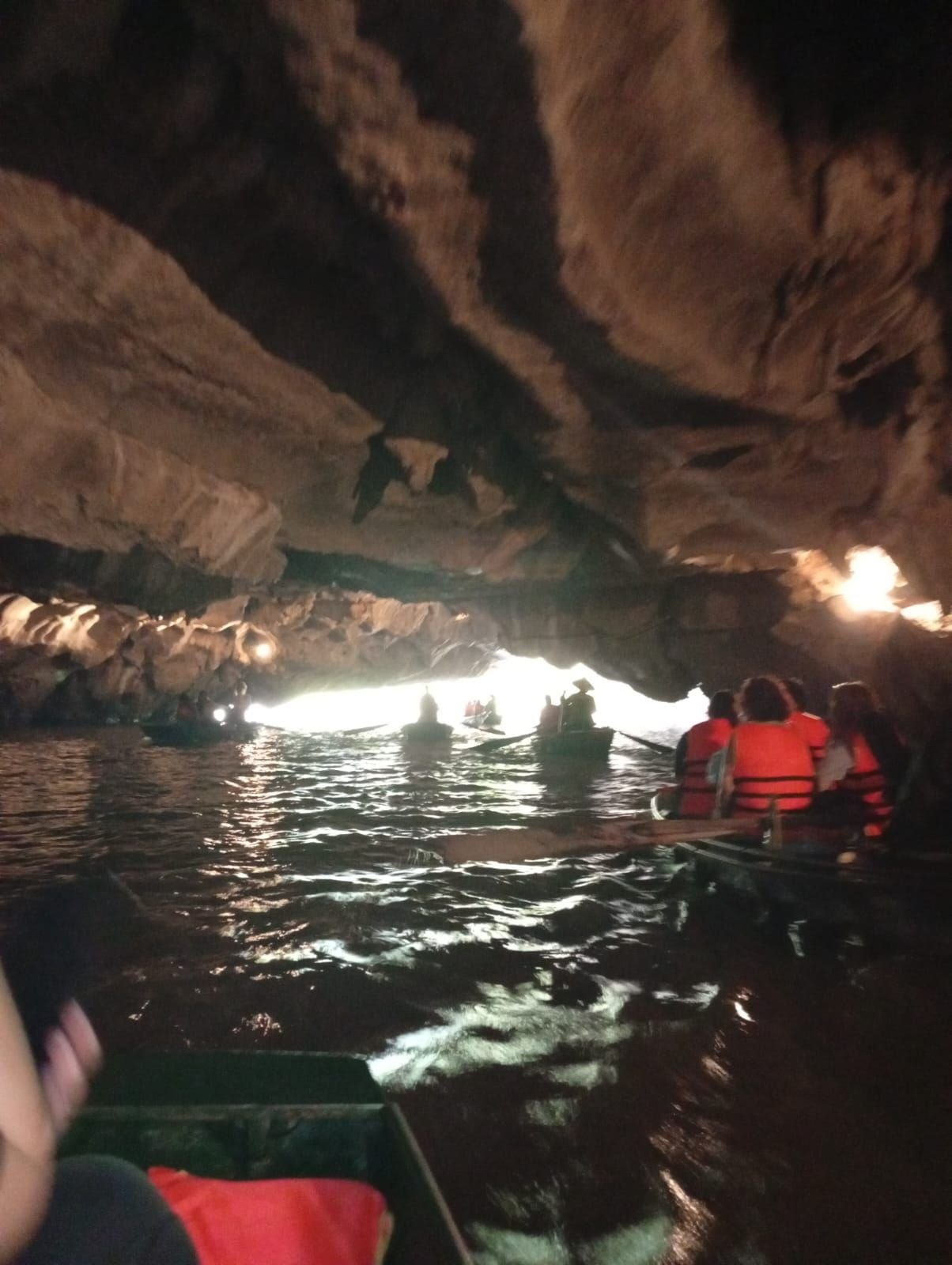 Touristes explorant la rivière souterraine de Tam Coc dans la province de Ninh Binh, au Vietnam, photo gratuite