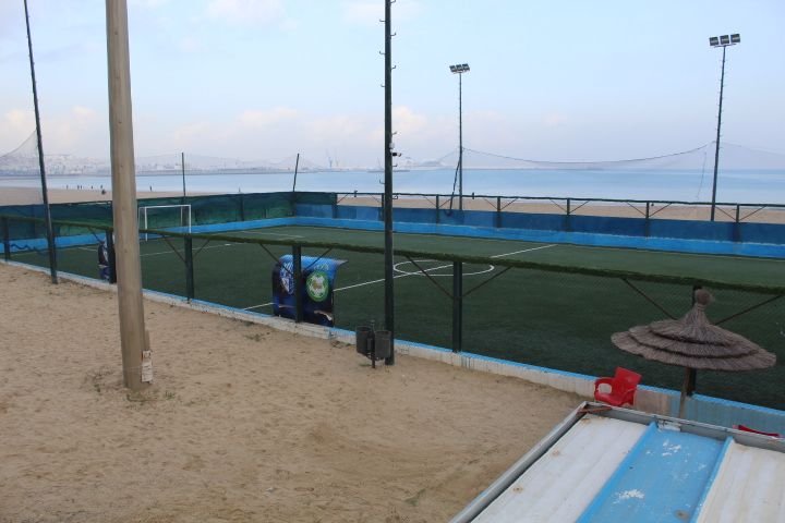 Terrain de sport en bord de mer sous un ciel nuageux photo gratuite