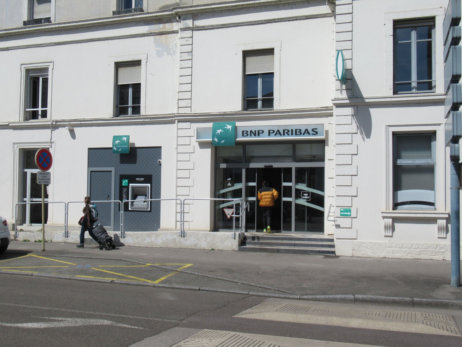 Façade de la banque BNP Paribas à Vesoul en France