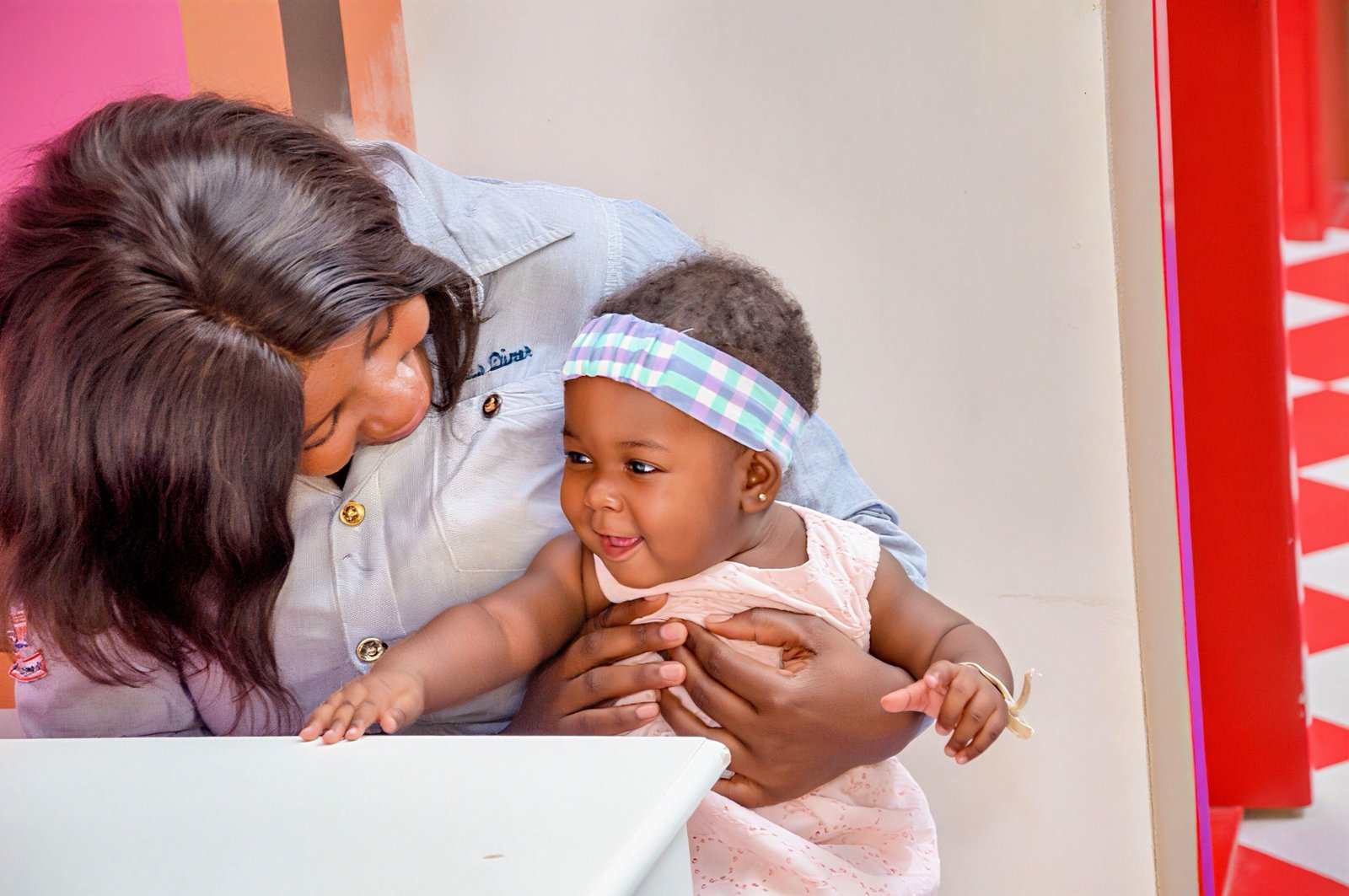 Jeune maman et son bébé photo gratuite