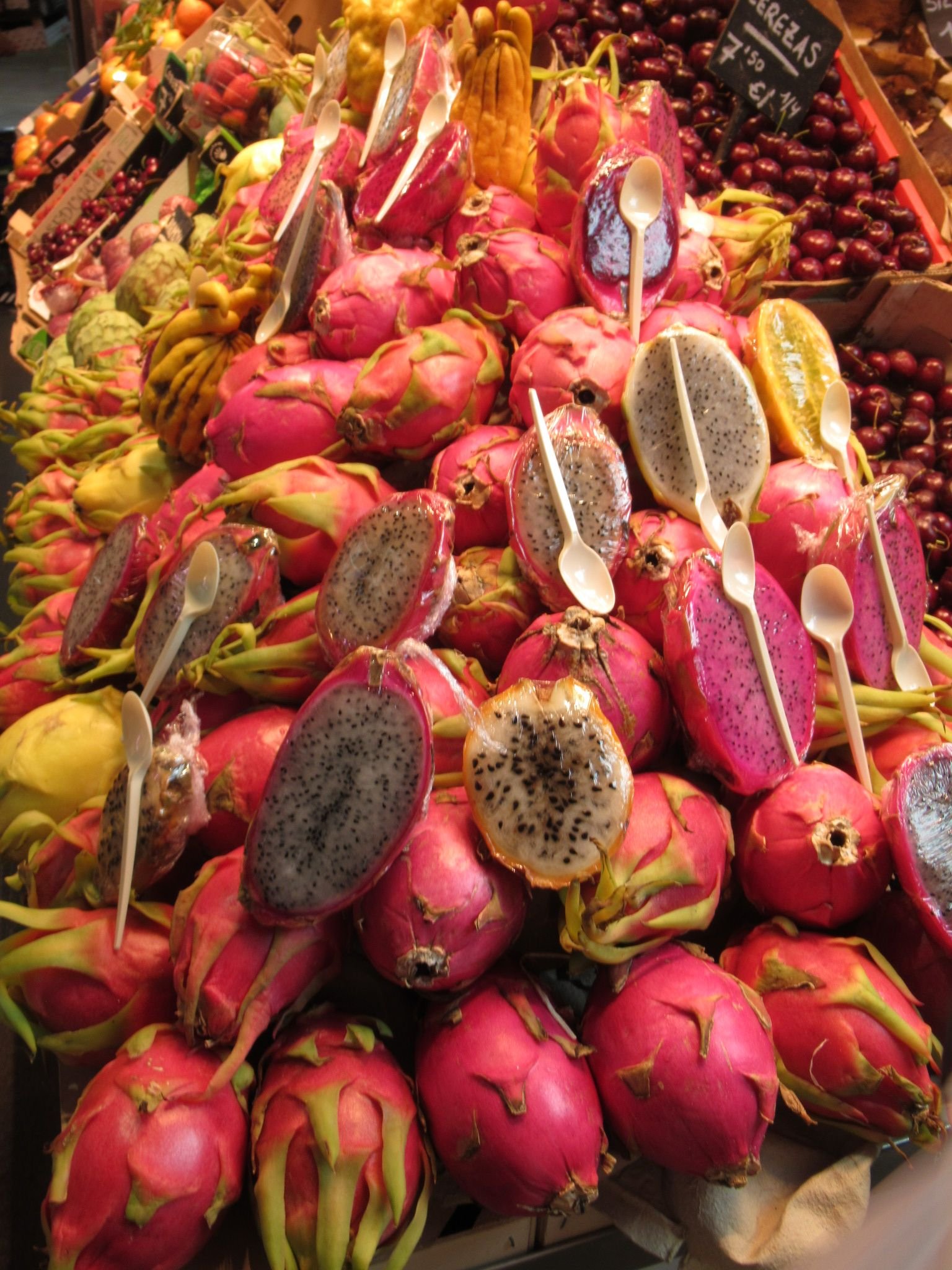 Des fruits du dragon dans un étal du marché, photo gratuite