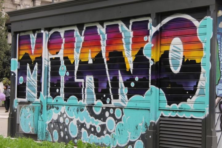 Graffiti, Milano, sur façade dans la ville de Milan Lombardie en Italie photo gratuite