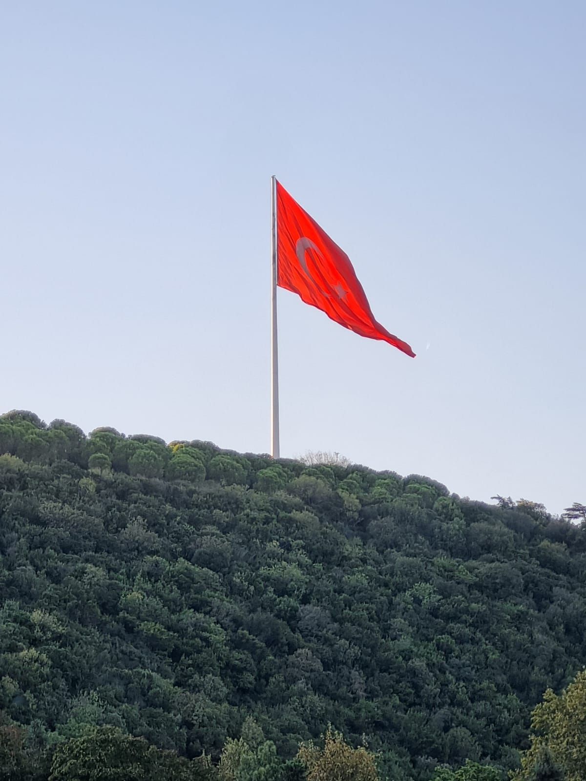 Drapeau national turc flottant dans l'air photo gratuite, Drapeau de la Turquie - Türkische Nationalflagge weht in der Luft, kostenloses Foto, Flagge der Türkei