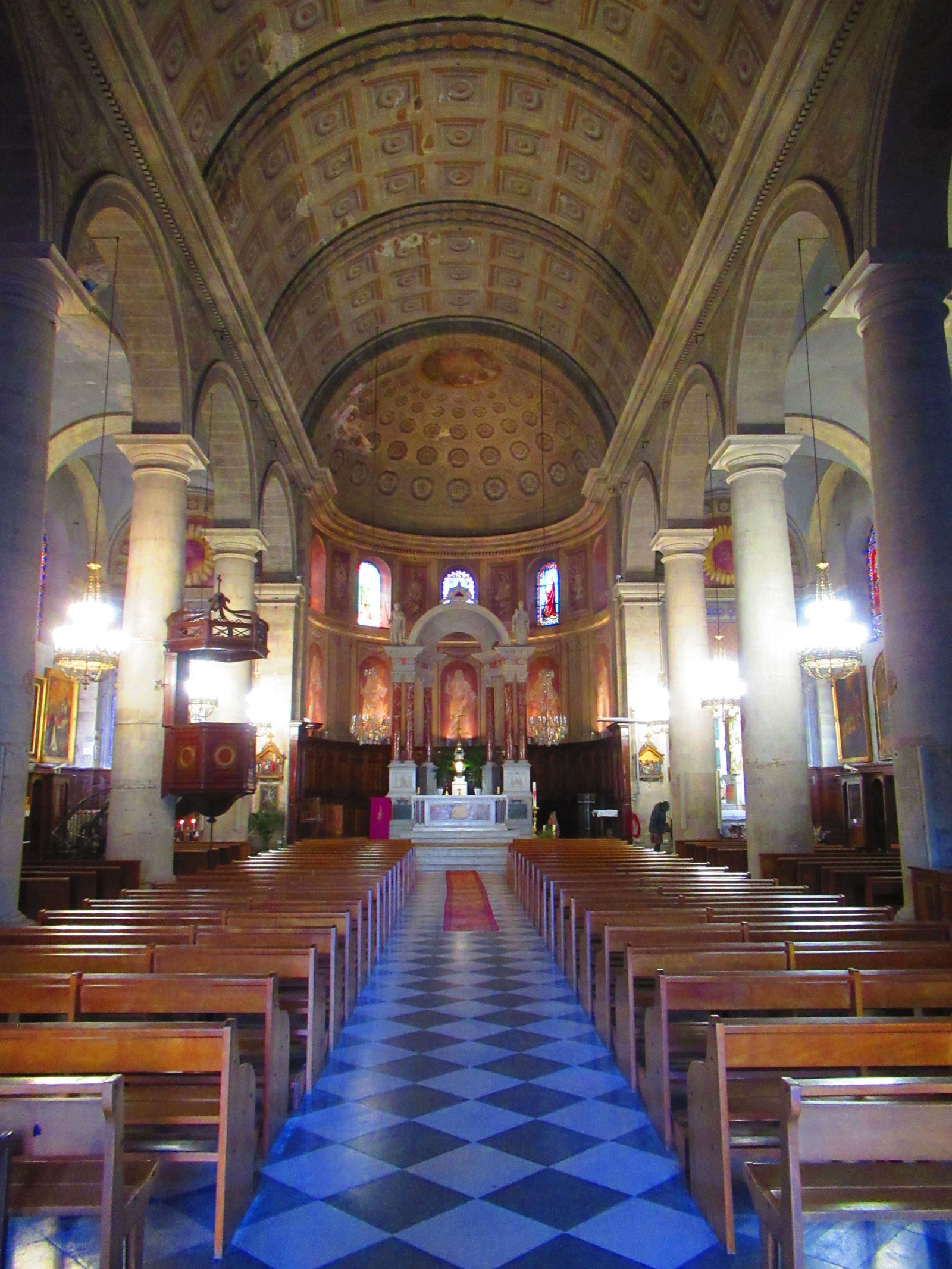 Intérieur de l'église paroissiale Saint-Maurice à Pélissanne  en Provence photo gratuite