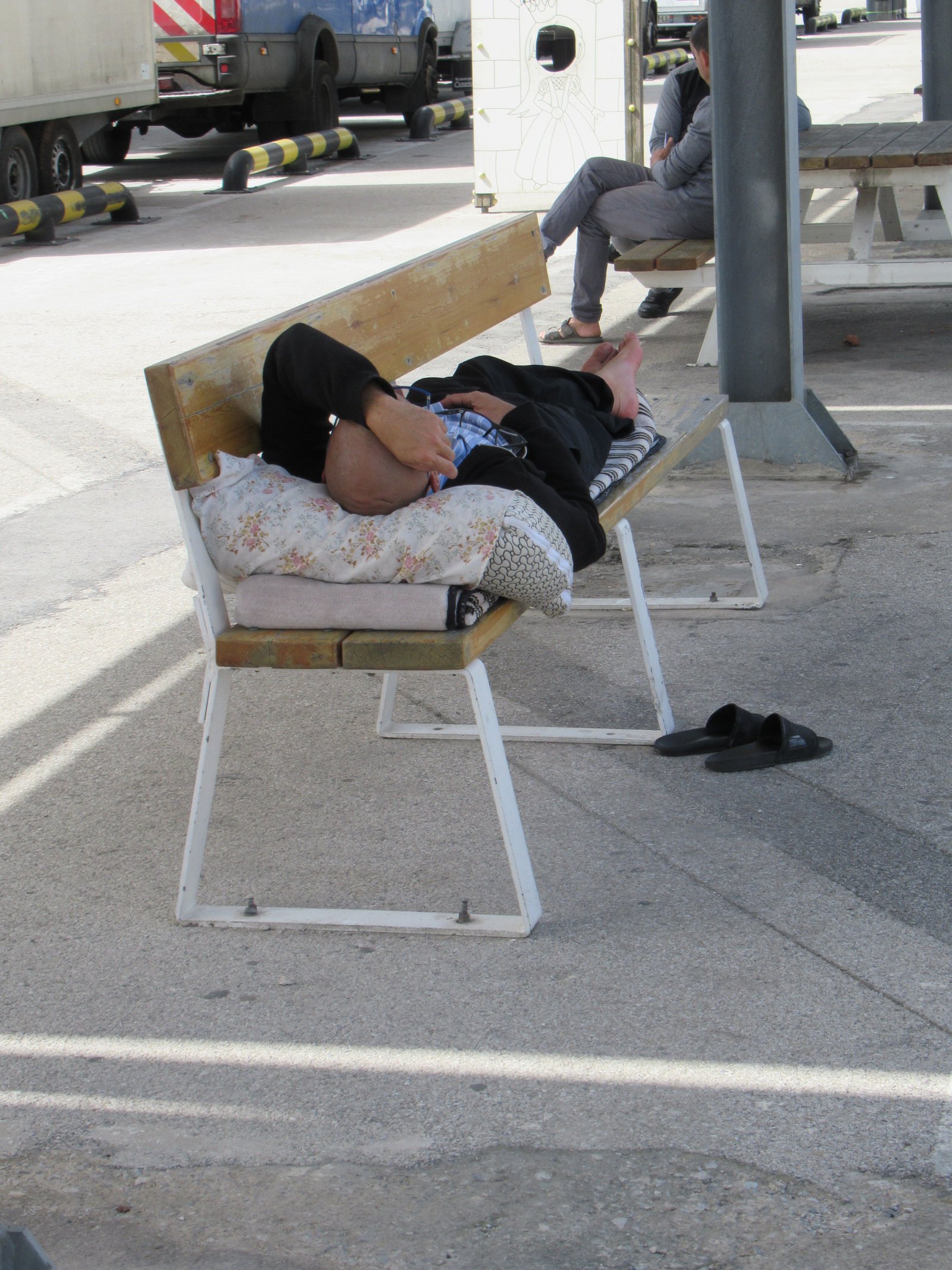 Personne allongée sur un banc public