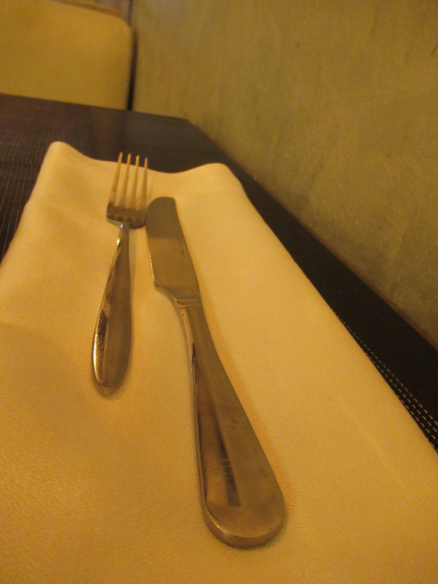 Couteau et fourchette sur un mouchoir