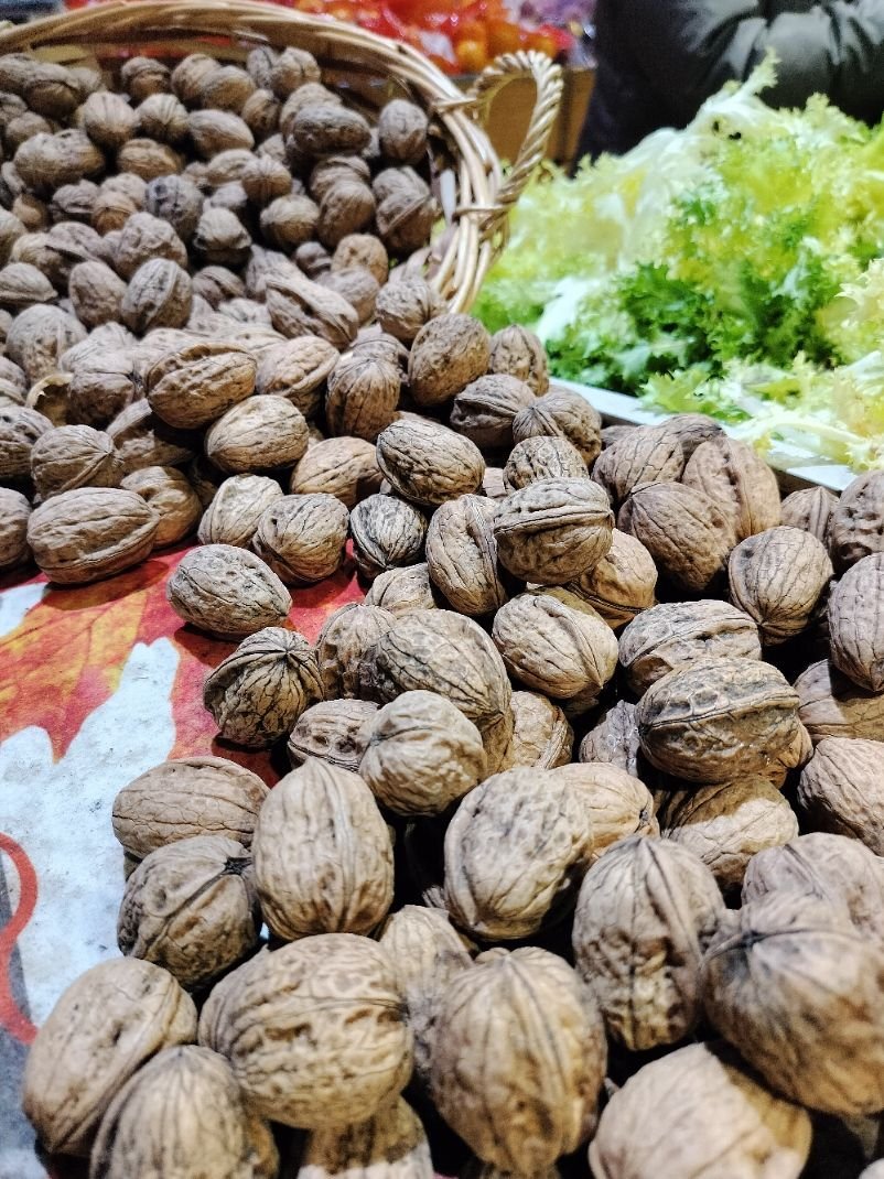 Noix à vendre sur une table du marché photo gratuite