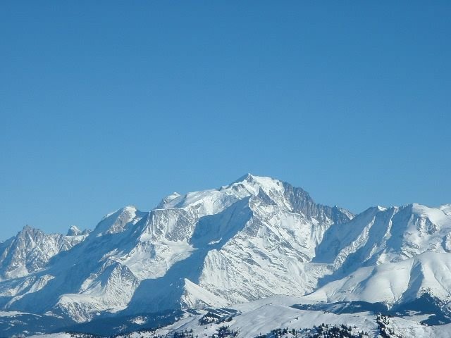 Au sommet du mont blanc sous un ciel sans nuage photo gratuite