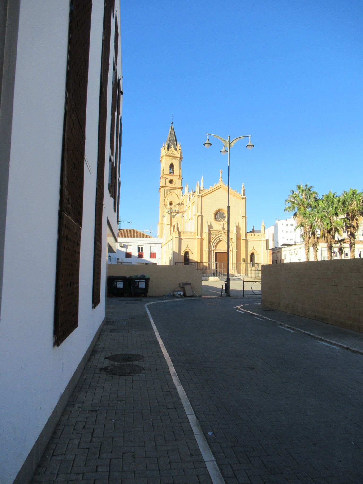 Une ruelle menant vers l'église de San Pablo, photo gratuite