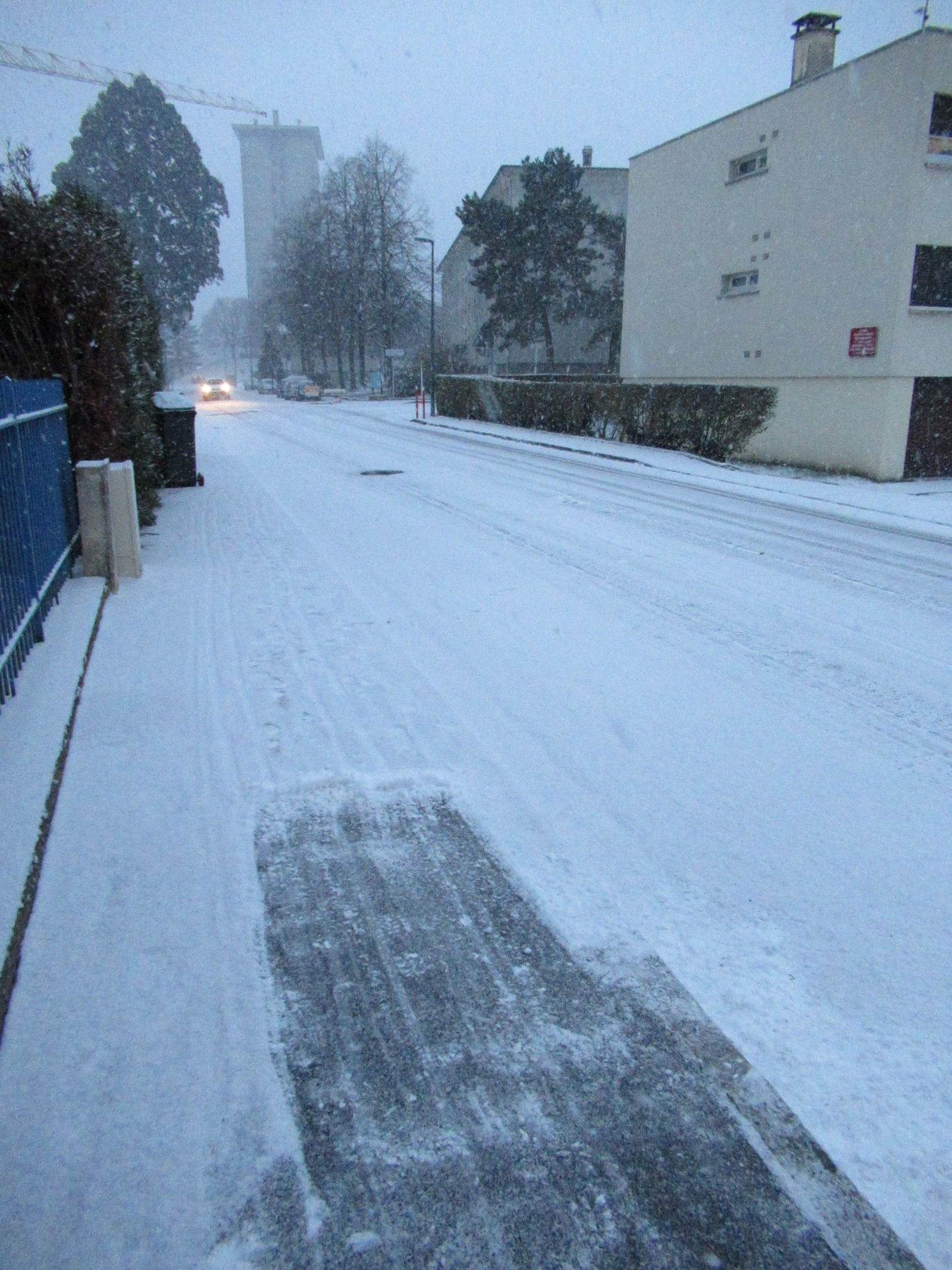 Chute de neige couvrant une rue