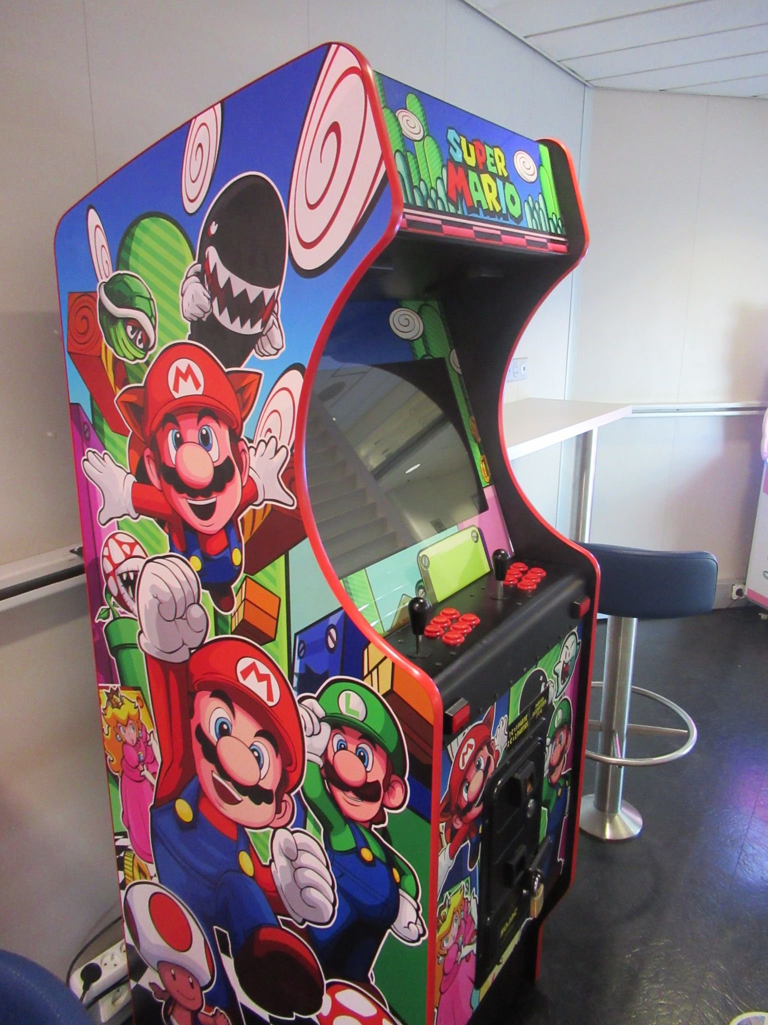 Une borne d'arcade sur le thème de Super Mario, photo gratuite