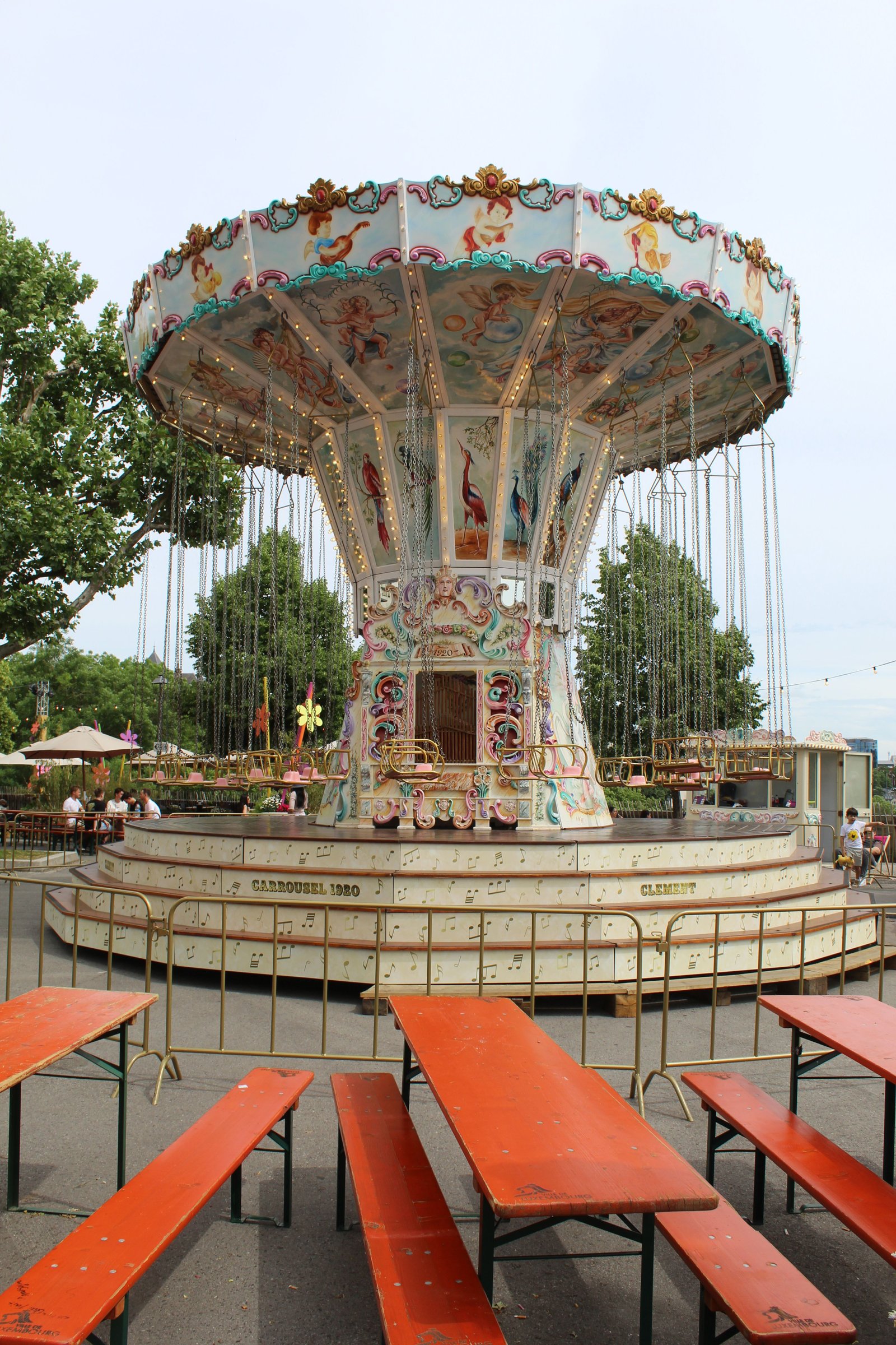 Carrousel dans un parc de loisirs, Luxembourg, photo gratuite