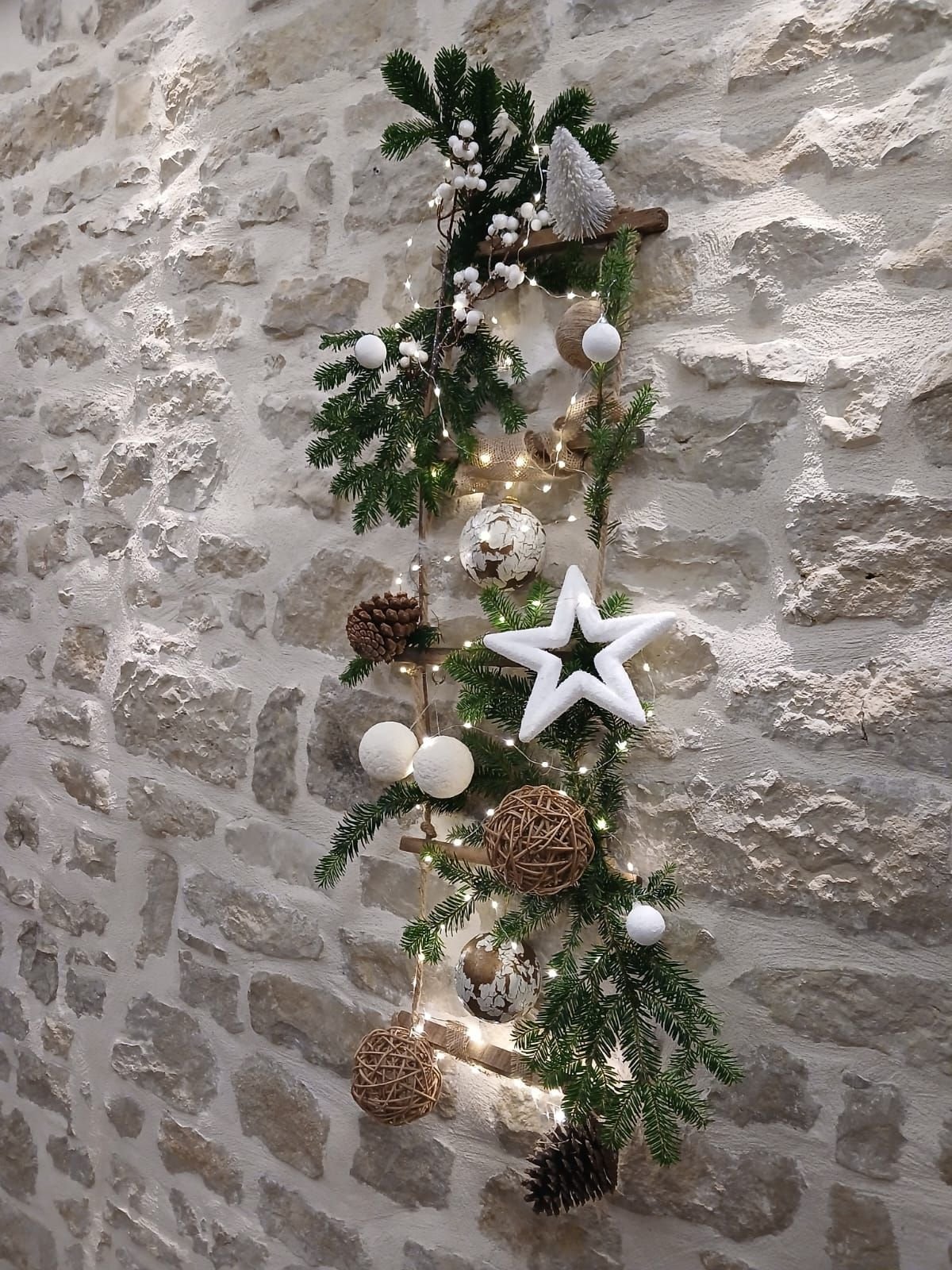Une décoration murale de Noël rustique, guirlande, photo gratuite