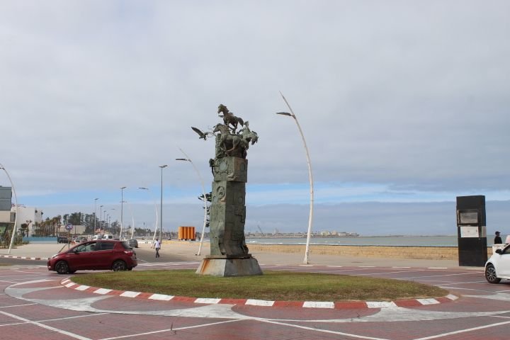 Monument de pierre et têtes de chevaux au milieu d'un rond point dans la ville d'El Jadida au Maroc photo gratuite