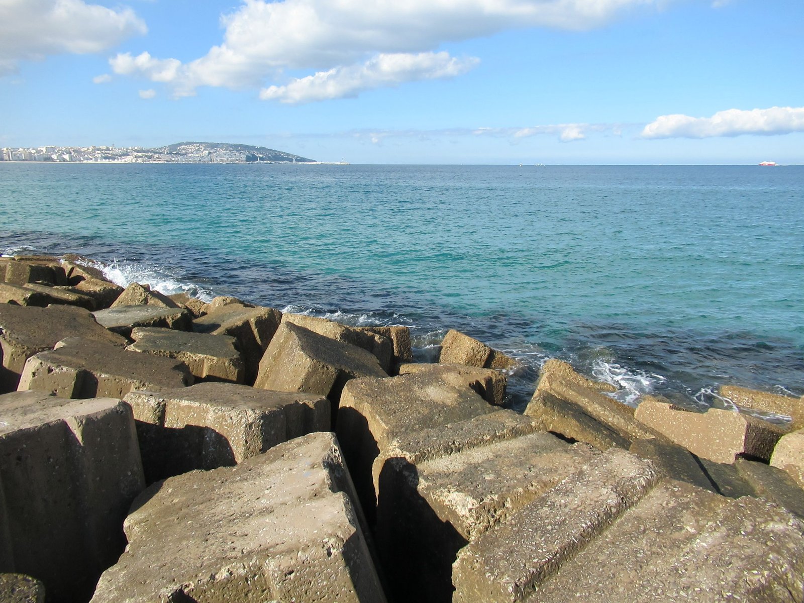 Cubes de pierres au bord d'une mer