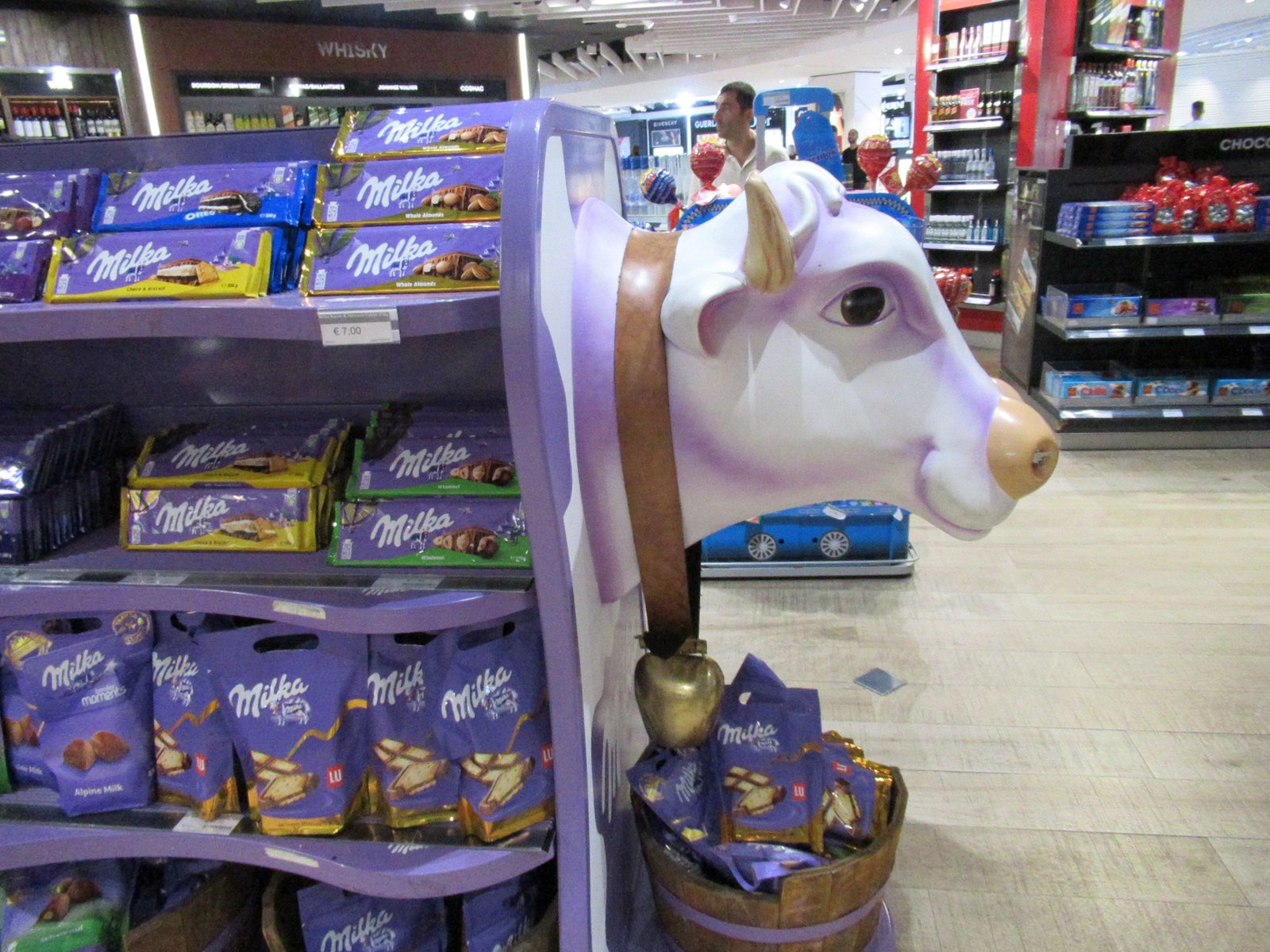 Stand spécial de chocolats Milka dans un supermarché