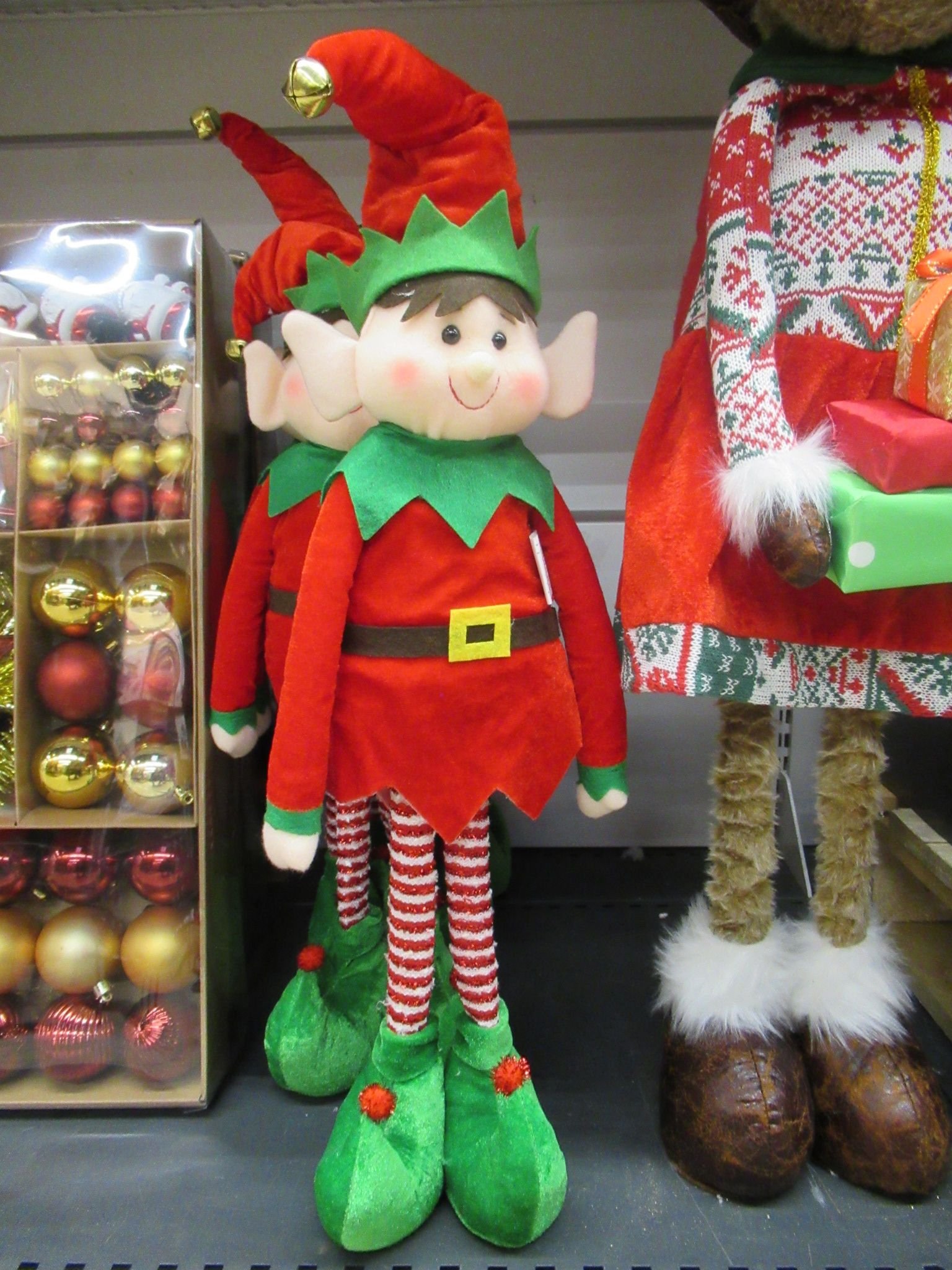 Lutin de noël dans un magasin, photo gratuite