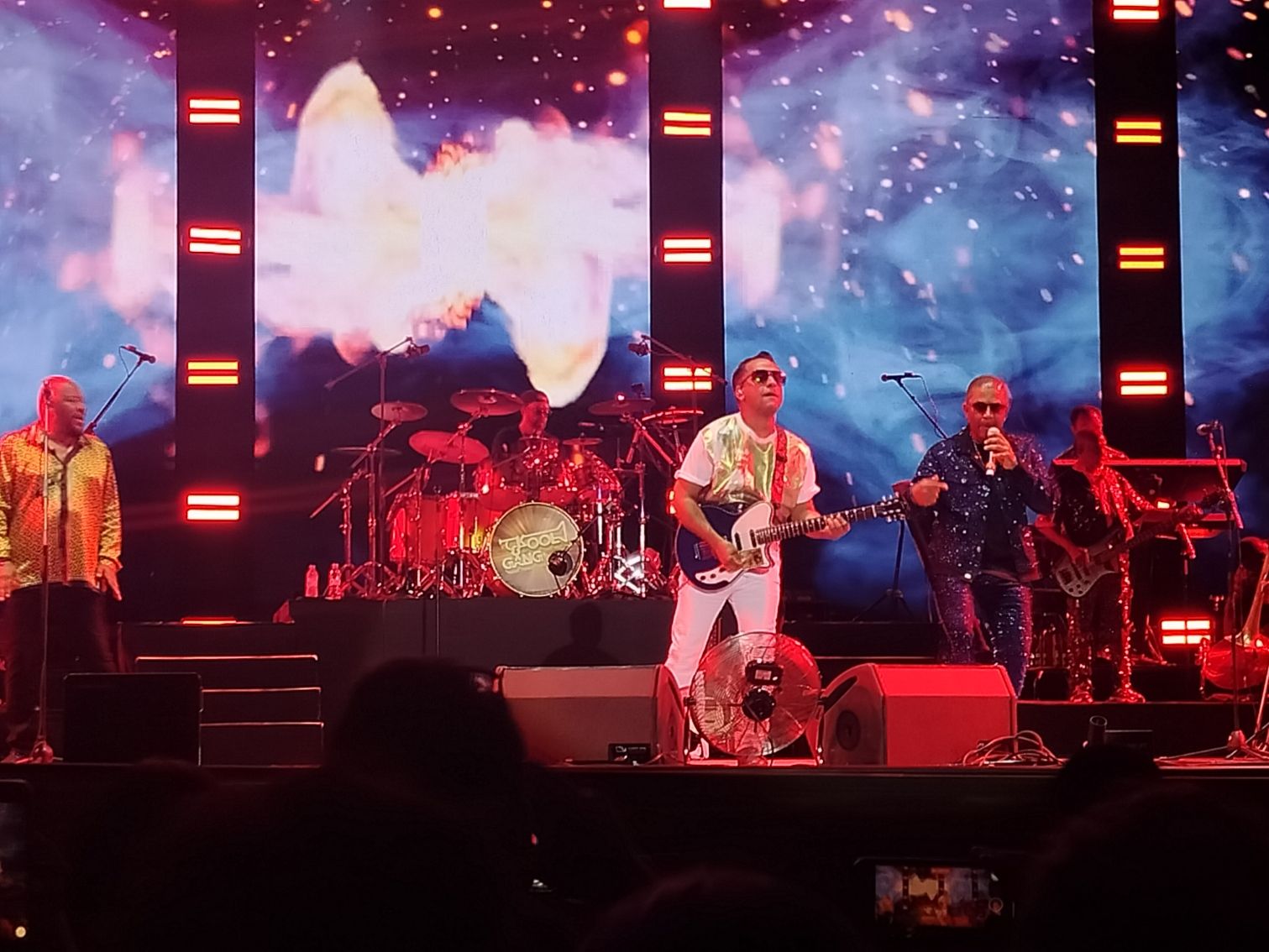 Un groupe de musiciens, Kool & the Gang, en train de prester à un concert, photo gratuite
