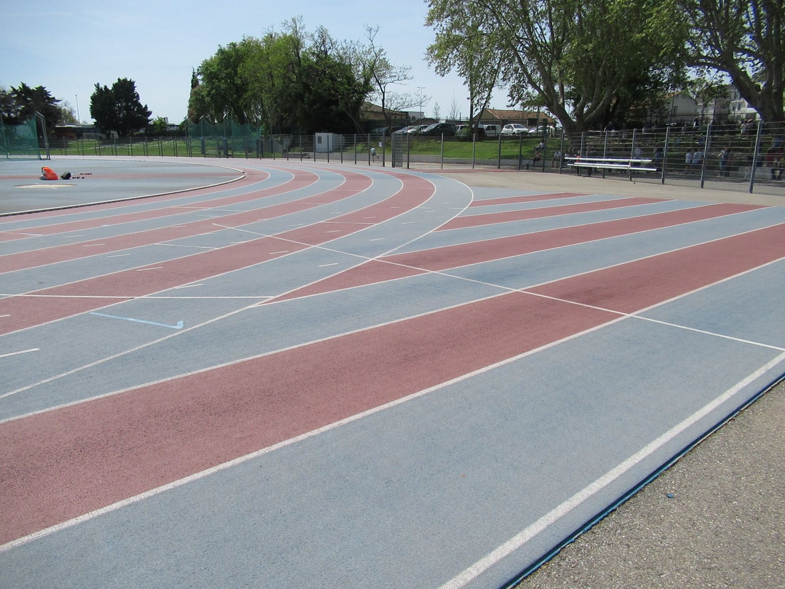 Piste de course synthétique rouge et bleue
