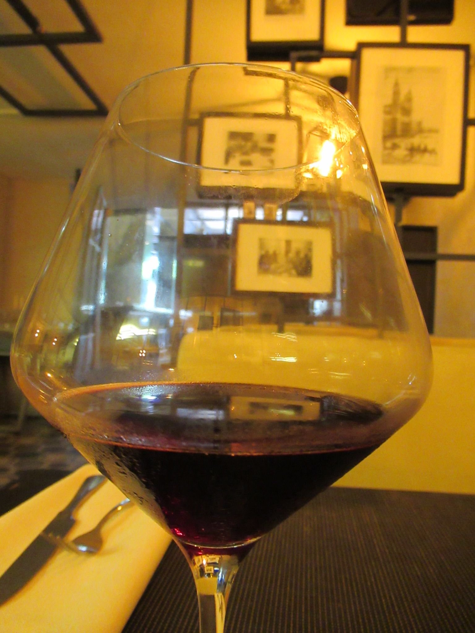 Coupe de vin sur la table d'un restaurant photo gratuite - Copo de vinho na mesa de um restaurante Foto gratuita