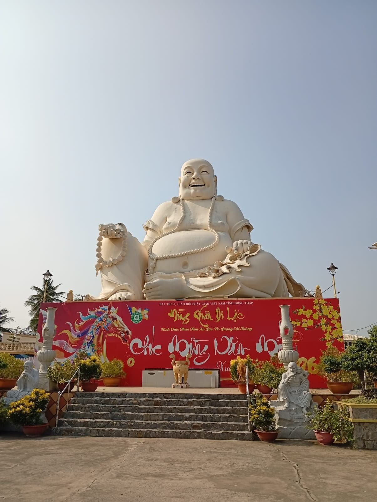 Statue géante de Bouddha Maitreya à la pagode Vinh Trang Vietnam, photo gratuite