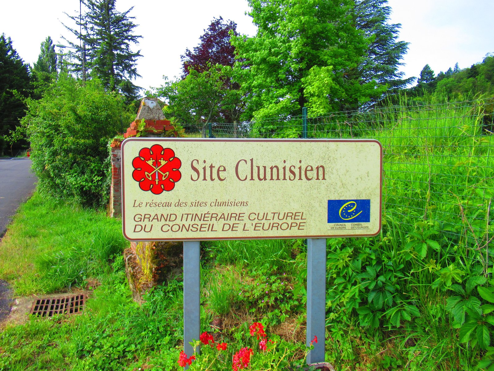 Le panneau indiquant le Site Clunisien, un grand itinéraire culturel du conseil de l'Europe, photo gratuite