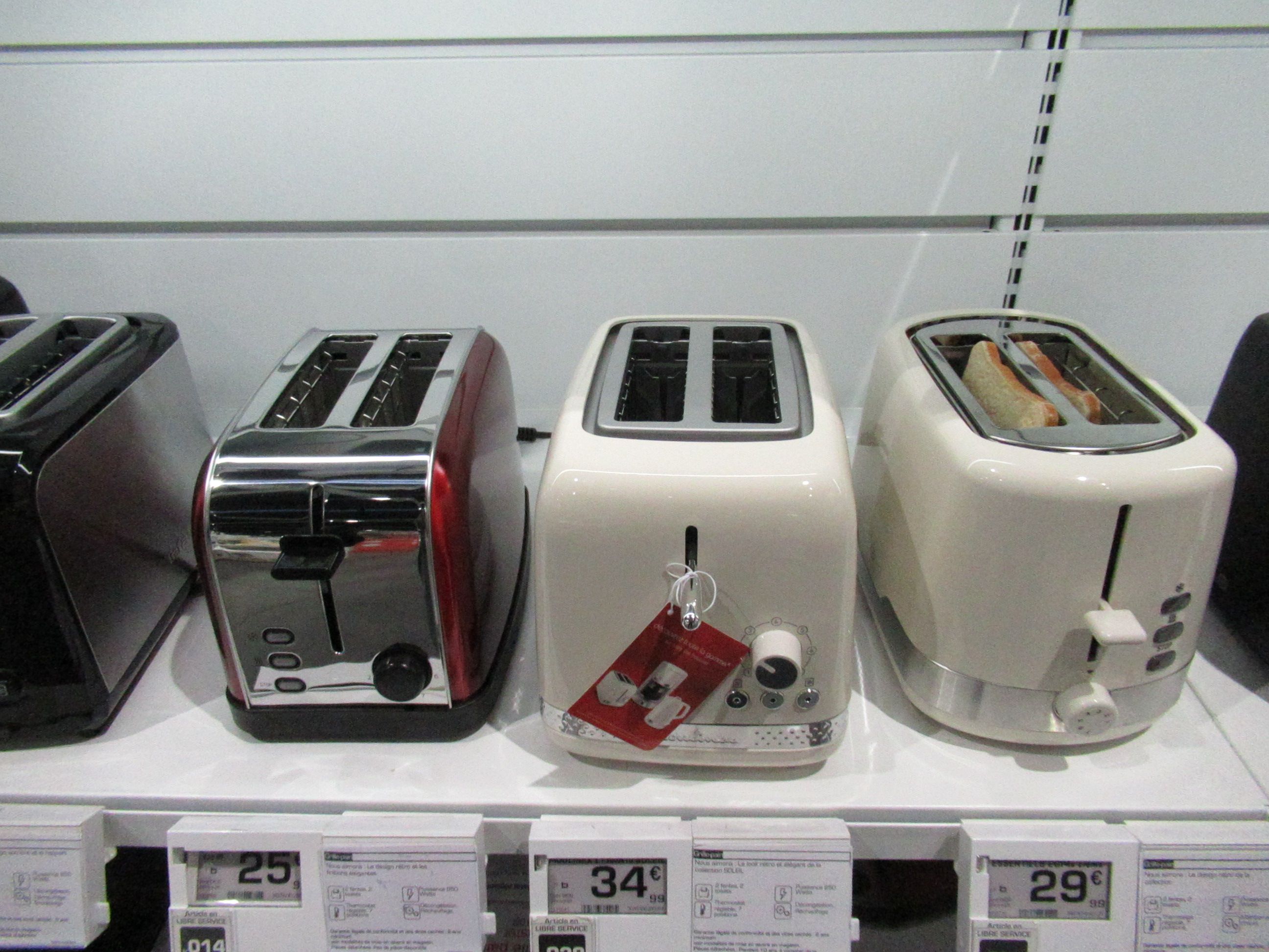 Grille-pains de différents styles en vente dans un magasin