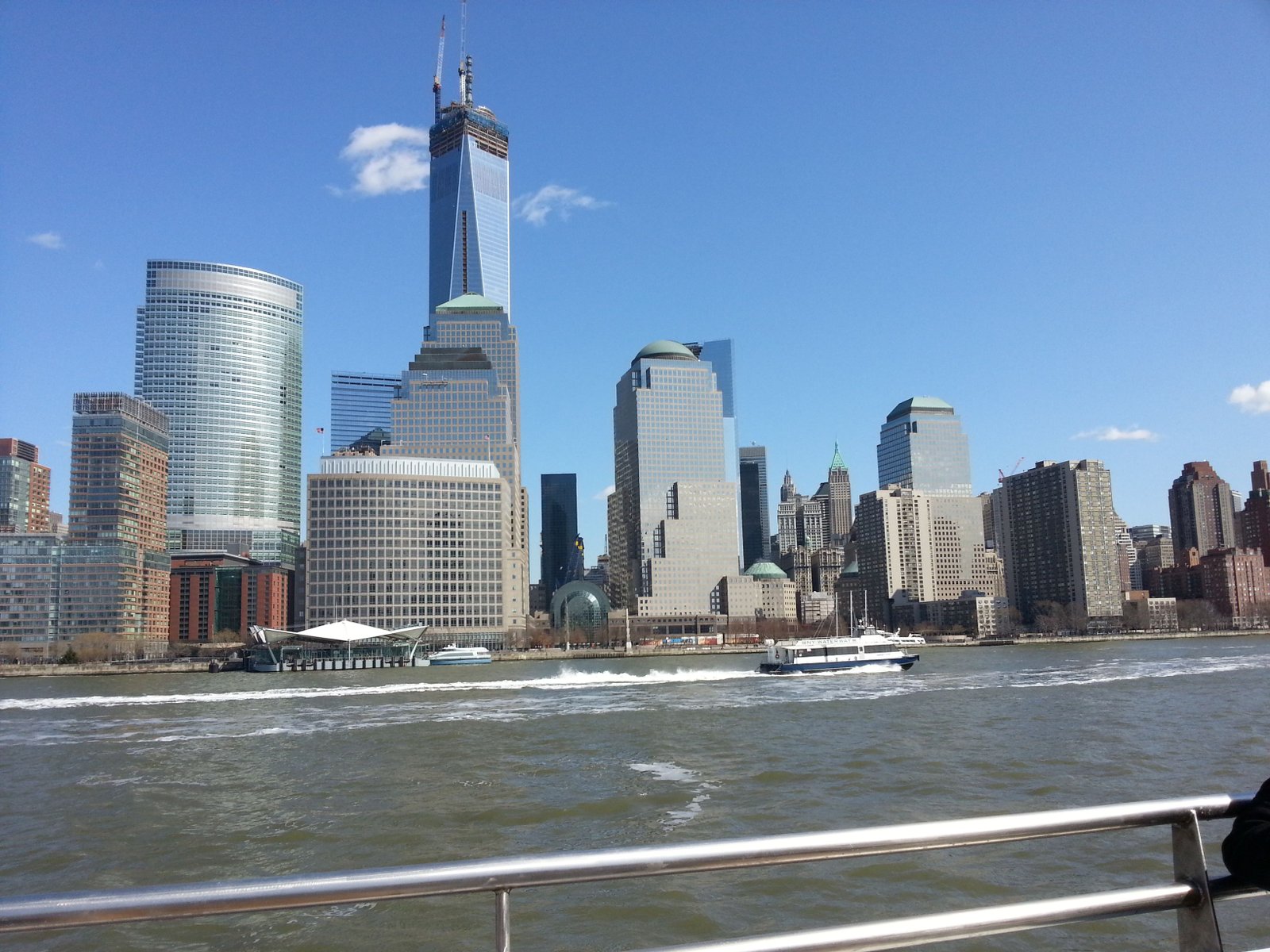 Vue de One World Trade Center depuis le fleuve, immeuble, pont de Lower Manhattan et de Brooklyn du fleuve Hudson à New York, États-Unis, photo gratuite
