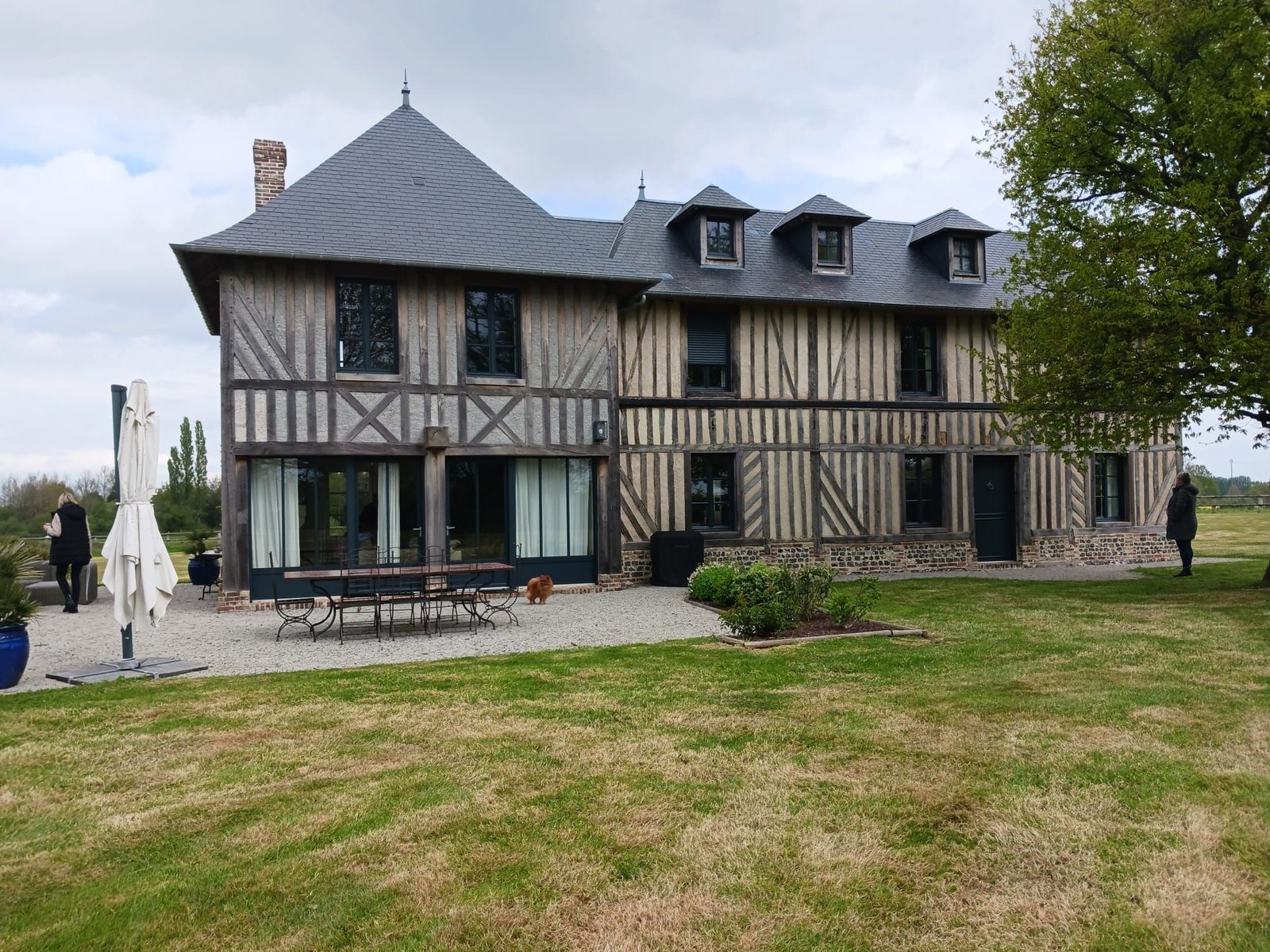 Maison à colombage située dans un environnement verdoyant, photo gratuite