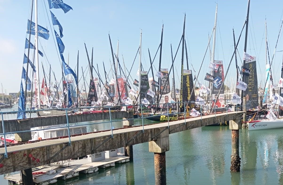 Voiliers au port des Sables-d'Olonne avant le départ de la course du Vendée Globe photo gratuite