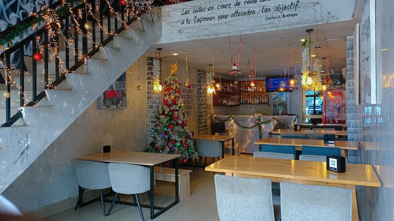 Décoration intérieure d'un restaurant pour les fêtes de noël photo gratuite