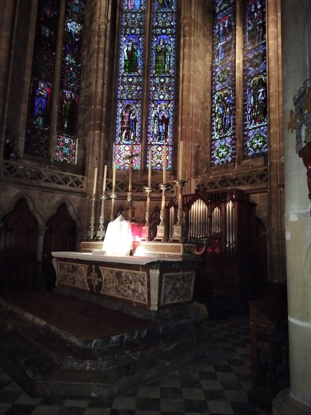Lumière sacrée sur l’autel à l’intérieur d’une église ou d’une cathédrale photo gratuite