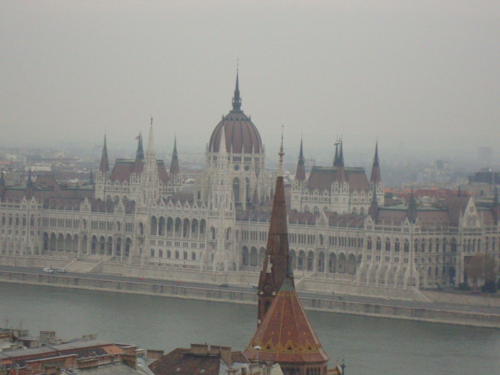 Parlement de Hongrie à Budapest dans le brouillard