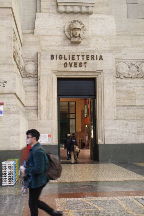 Intérieur de la gare centrale, Biglietteria Ovest, Milan Lombardie en Italie photo gratuite