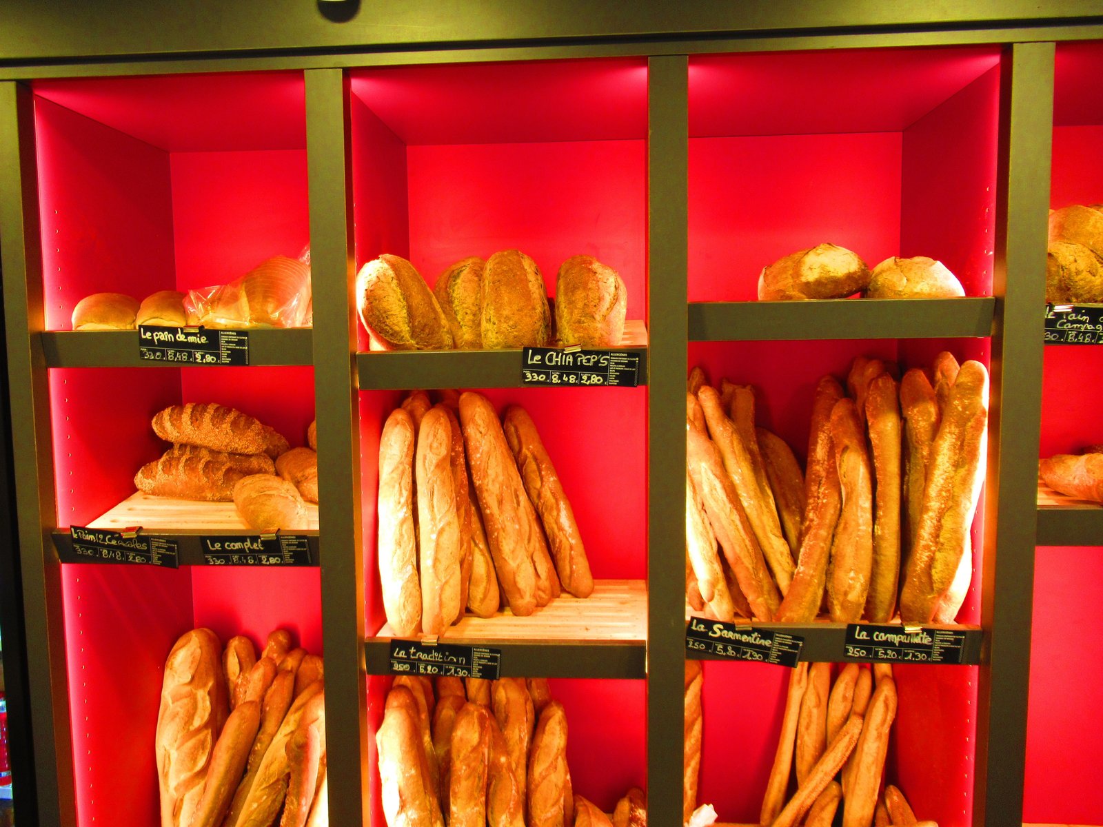 Des pains de boulangerie exposés sur des étagères, photo gratuite