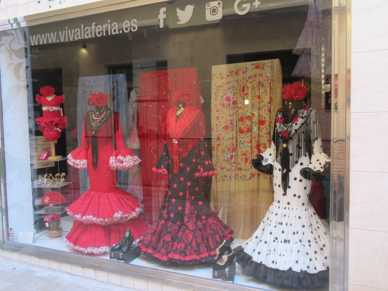 La vitrine de Viva la Feria, une boutique spécialisée dans la mode et les costumes de flamenco, photo gratuite
