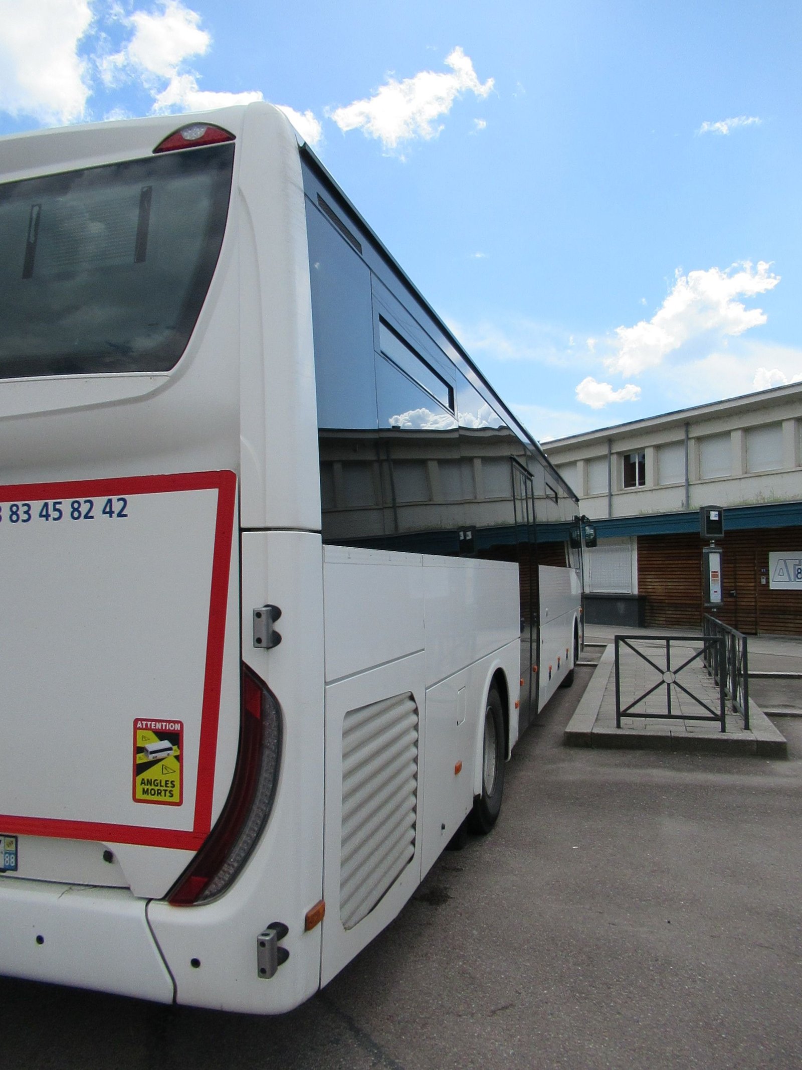 Gros plan sur l'arrière d'un autobus blanc