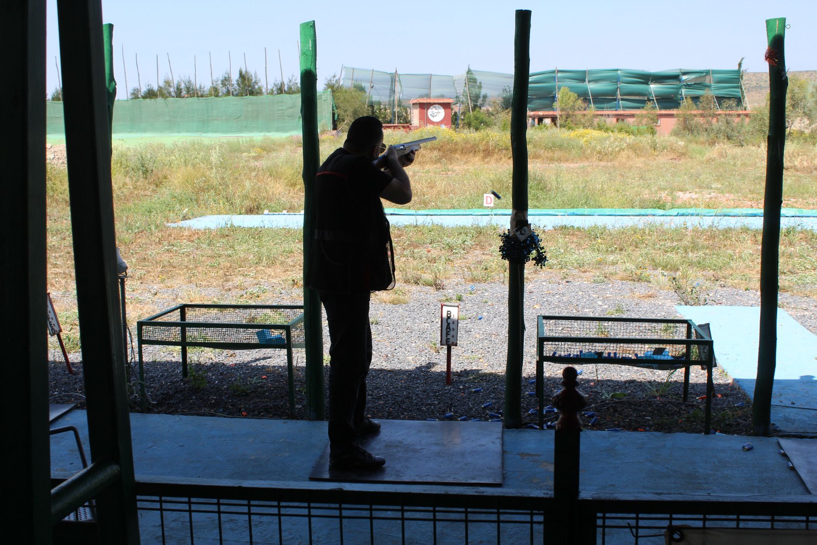 Homme tirant avec son arme, stand de tir, photo gratuite