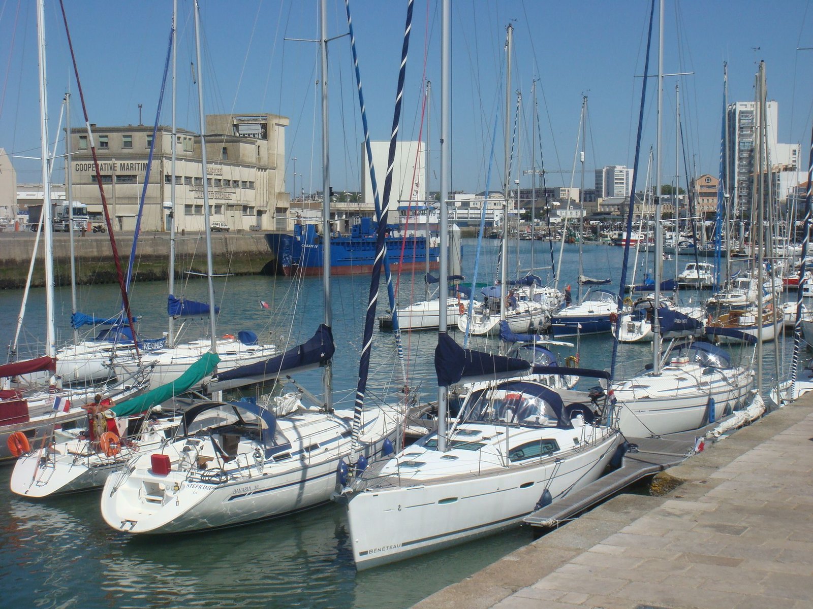 coopération maritime Un port de plaisance photo gratuite