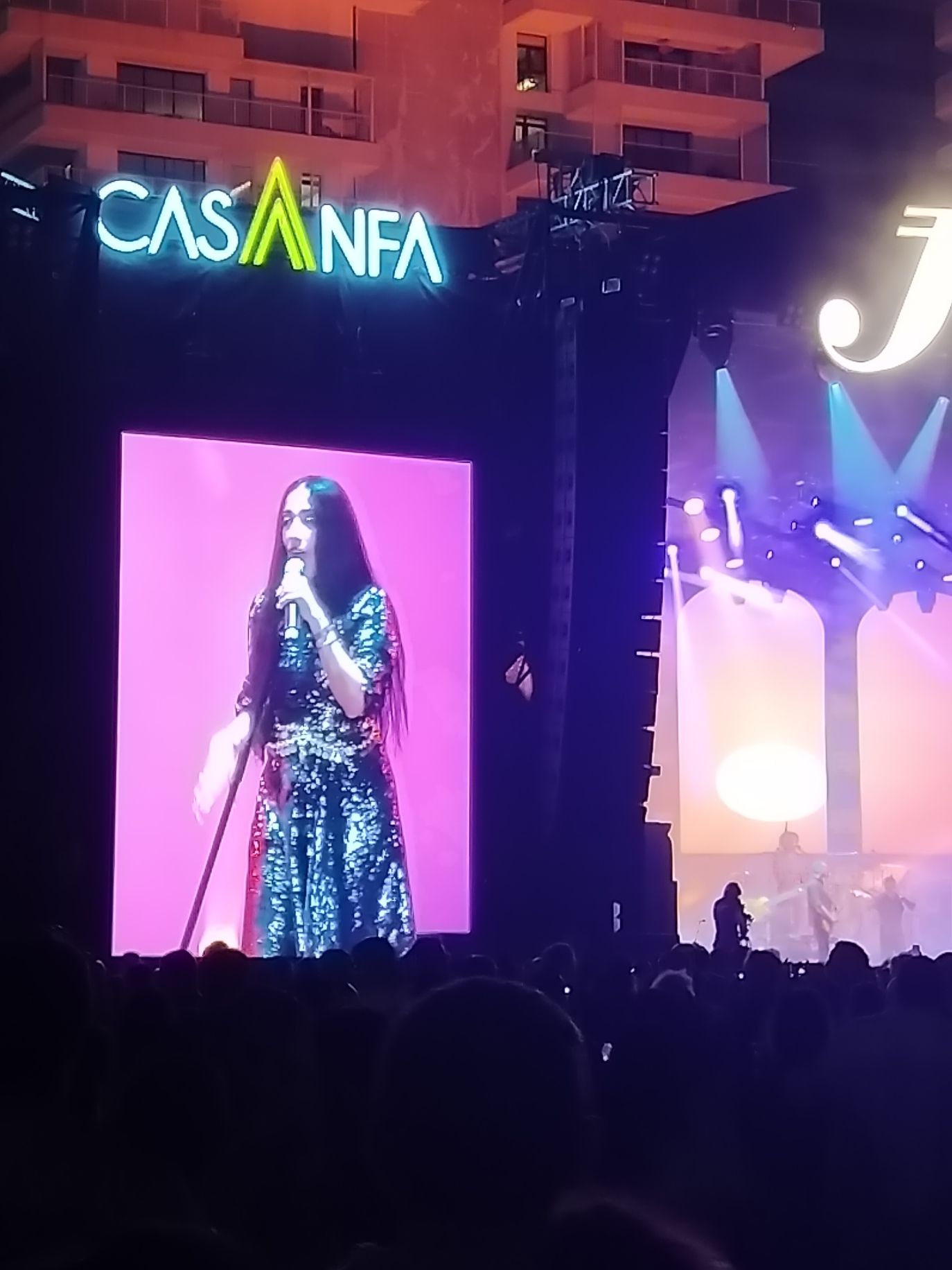 L'image d'une femme apparaissant sur un écran lors d'un concert, CASANFA faisant référence à Casa Anfa, un projet de développement urbain majeur situé à Casablanca, au Maroc, photo gratuite