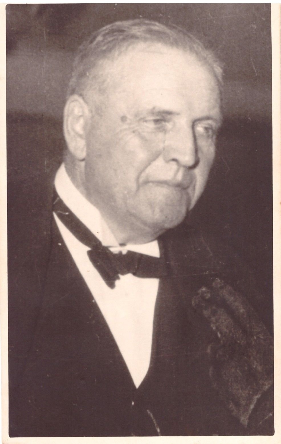 Portrait ancien d'un homme en costume et nœud papillon photo gratuite