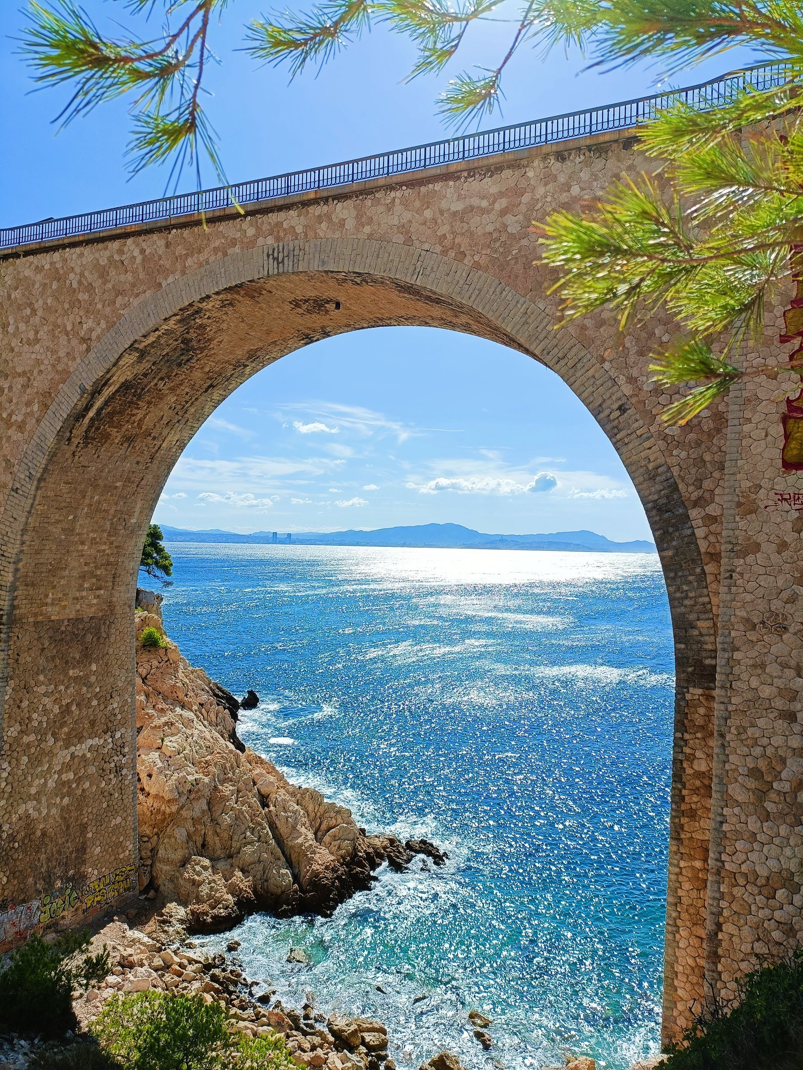 Le viaduc ferroviaire qui surplombe la calanque, photo gratuite