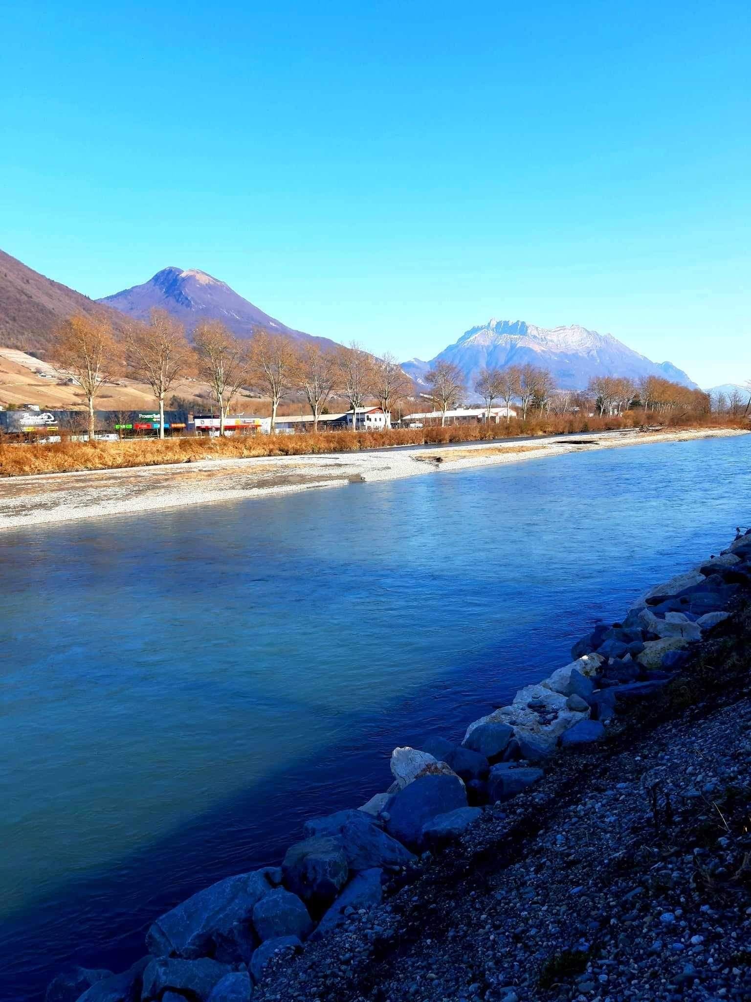 Fleuve de l'Isère traversant Montmélian en France