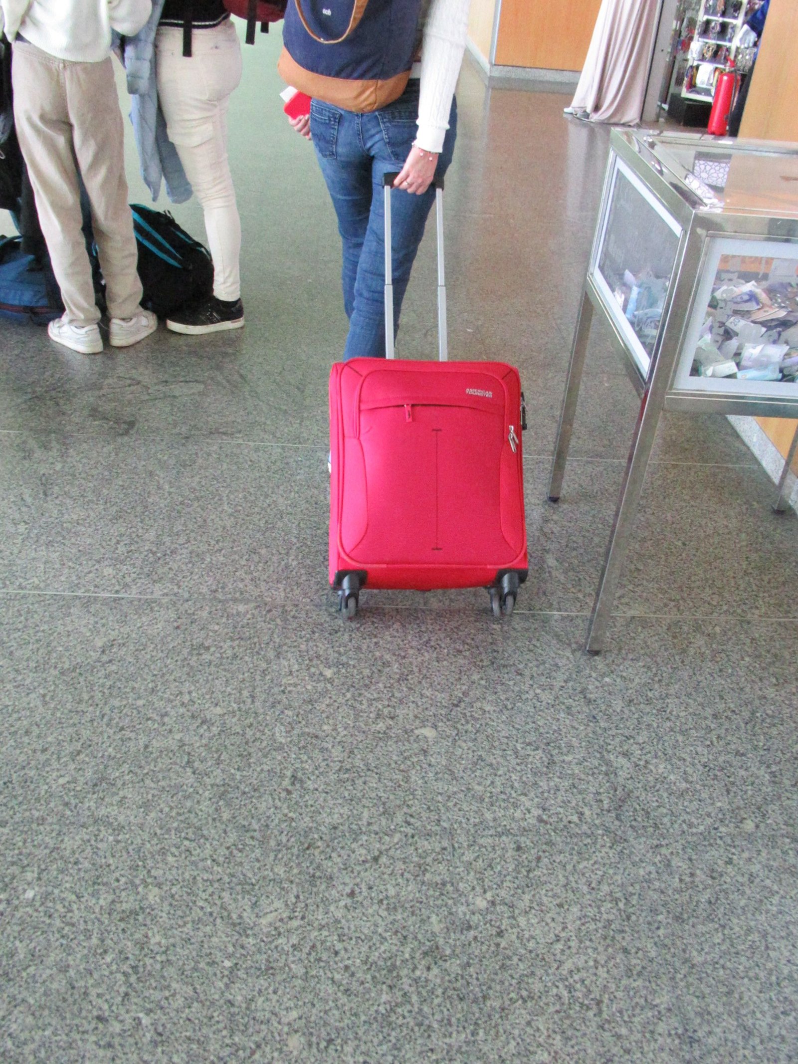 Valise rouge de modèle American Tourister