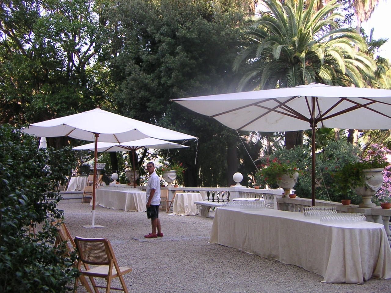 Un événement en extérieur, qui se déroule dans les jardins d'une villa historique, la Villa di Corliano, en Toscane, Italie, photo gratuite